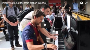 pianista na estação de trem