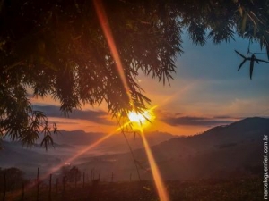 Nascente do Sol em São Bento do Sapucaí, SP - Brasil, a partir do bairro do Serrano, com vista para a pedra do Baú